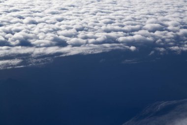 Bulutların üzerinde gökyüzü