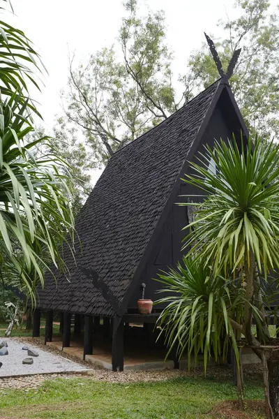 Красивый Тропический Дом Саду — стоковое фото
