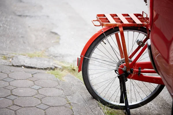 Czerwony Biały Rocznik Rower Zaparkowany Pobliżu Drogi — Zdjęcie stockowe