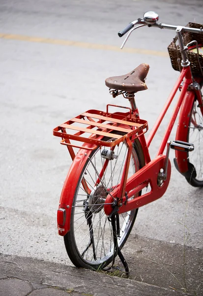 Красный Белый Велосипед Улице — стоковое фото