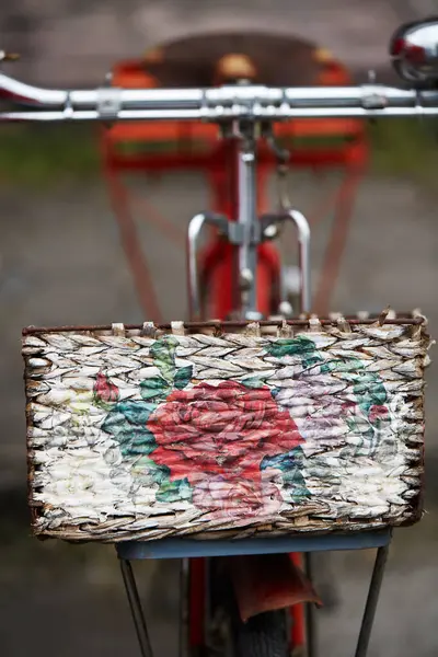 Vertikal Bild Vintage Cykel Med Röd Ros Träyta — Stockfoto