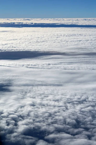 云层笼罩在飞机窗上 — 图库照片