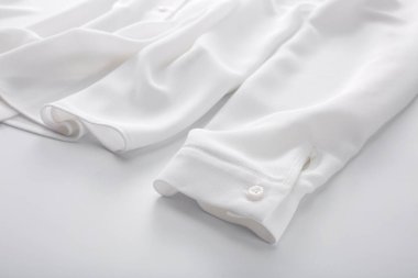 Beyaz arka planda beyaz kıyafetler.