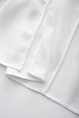 Beyaz arkaplanda beyaz pamuk kumaş
