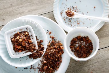 Beyaz seramik bardakta müsli ve tahıllı sağlıklı kahvaltı.