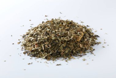 Beyaz arkaplanda izole edilmiş yeşil çay