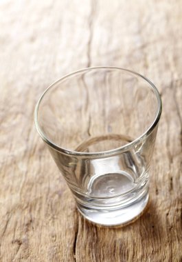 ahşap masa üzerinde boş bardak