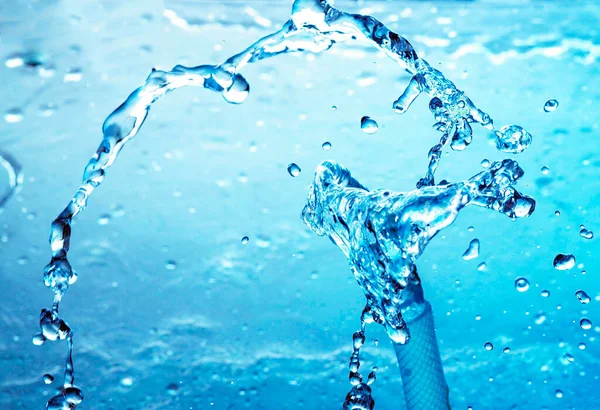 Wasserspritzer Auf Blauem Hintergrund — Stockfoto