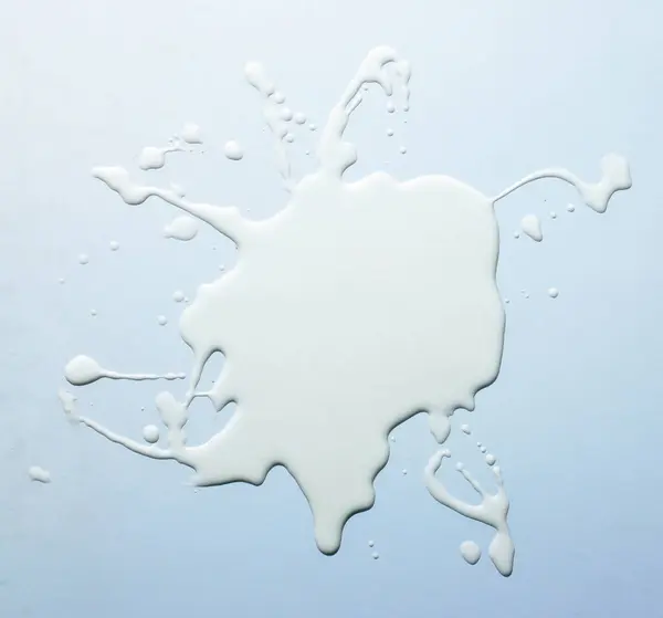 Memercikkan Susu Putih Permukaan Putih — Stok Foto