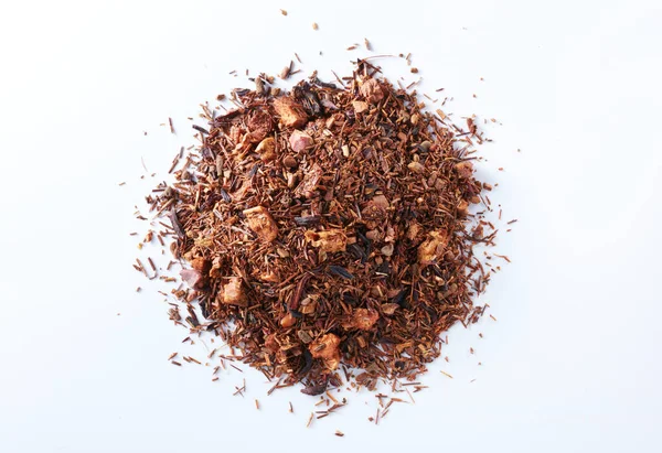 乾燥した赤茶は白い背景に葉 — ストック写真