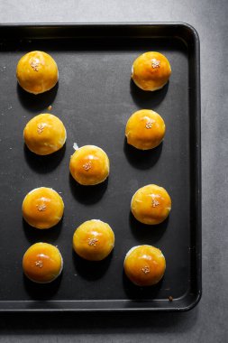 Taze pişmiş Çin tatlıları, yumurta sarısı kurabiyeleri.