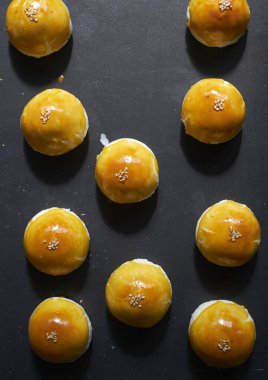 Taze pişmiş Çin tatlıları, yumurta sarısı kurabiyeleri.