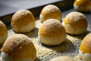 Taze pişmiş Çin tatlıları, yumurta sarısı kurabiyeleri.