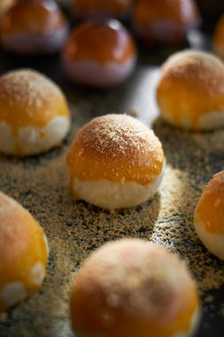 Susamlı ve tarçınlı ev yapımı çörekler.