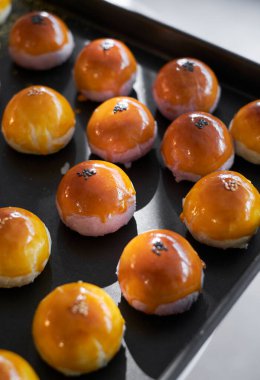 Taze pişmiş Çin tatlıları, yumurta sarısı kurabiyeleri.