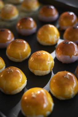 Taze pişmiş Çin tatlıları, yumurta sarısı kurabiyeleri.