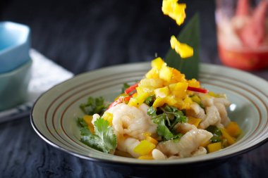 Çin yemeği, baharatlı ve ekşi tavuk ayağı.