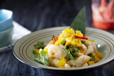 Çin yemeği, baharatlı ve ekşi tavuk ayağı.