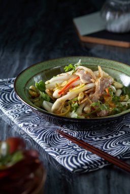 Çin yemeği, soğuk fasulye filizi ve sığır eti.