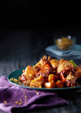 Çin yemeği, haşlanmış tavuk kanadı ve osmanthus sosu.