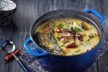 Baharatlı baharatlı Tom çorbası ve balık.