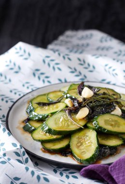 Geleneksel Çin yemeği, kızarmış salatalık.