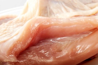 ahşap tahta üzerinde çiğ tavuk göğsü