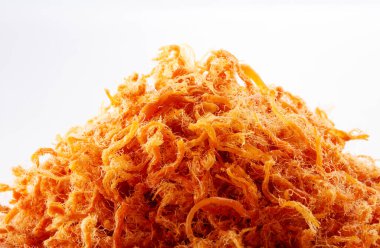 Beyaz arka planda kurutulmuş domuz parçaları.