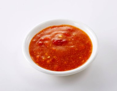 Beyaz arka planda izole edilmiş domates sosu kasesi.