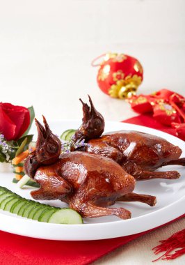 Lezzetli kızarmış güvercin Çin yemeğinin yakın çekimi.