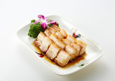 Çin yemeği, beyaz masada domuz rostosu.