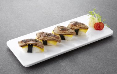 Japon mutfağı. Arka planda suşi