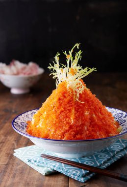 Beyaz bir plaka üzerinde kırmızı havyar.