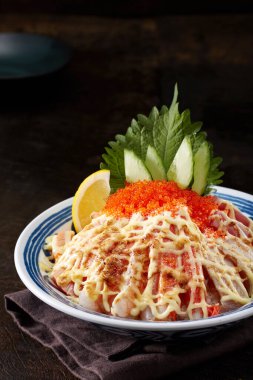 Japon yemeği, balık yumurtası peynir çubukları.