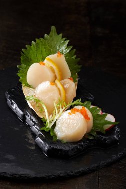 Scallop sashimi 'yi kapat.