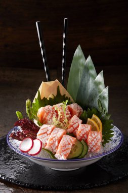 Japon yemeği, somon karnı sashimi.