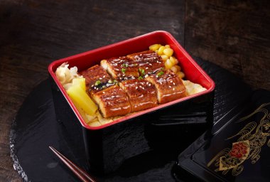 Japon yemeği, ahşap masa üstünde yılan balığı pirinci.