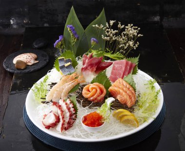 Somon ve ton balıklı suşi seti.