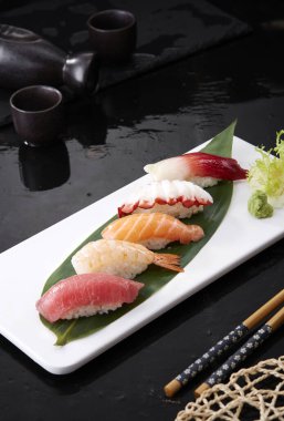 Somon ve avokado ile suşi.