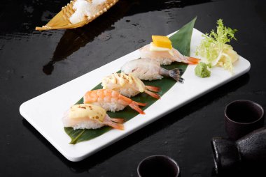 Deniz ürünleri ve karidesli suşi.