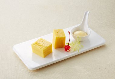 Bir tabak taze beyaz peynir.