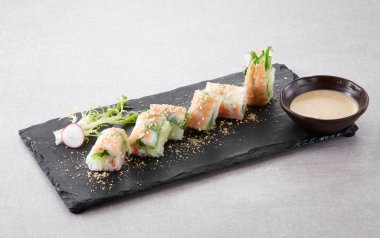 Somon ve sebzeli suşi. Japon suşisi tabakta. Japon yemeği.