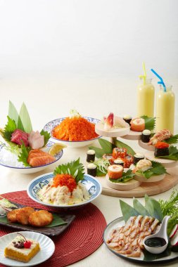 Geleneksel Japon yemekleri masada.