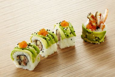 somon ve avokado ile rulo