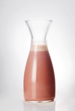 Cam sürahi ve taze mısır suyu.