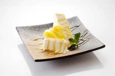 Vanilyalı ve naneli vanilyalı dondurma