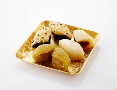 beyaz zemin üzerine yapışkan pirinç keki