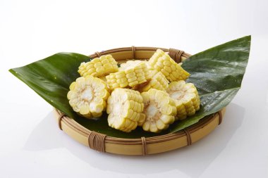 Beyaz arkaplanda sarı mısır