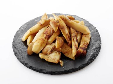 Beyaz arka plan üzerinde izole taze yabani mantar