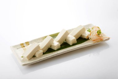Taze güveç malzemeleri, beyaz arka planda tofu.